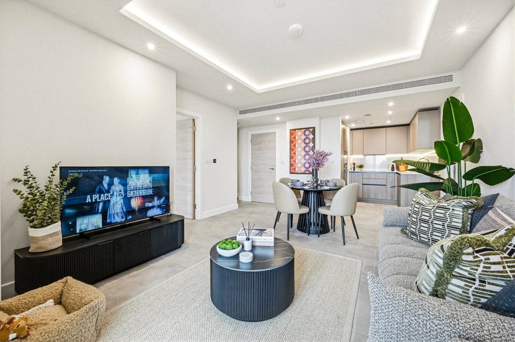 Flat Ponton Road in Greater London