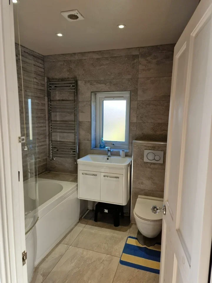 Room Manser Road in Greater London