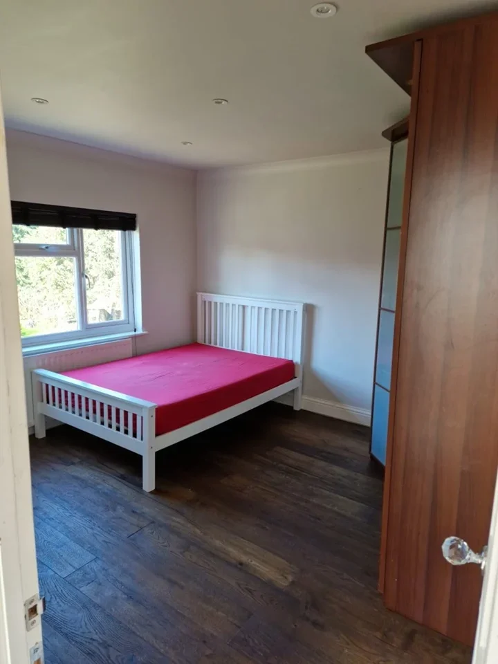 Room Manser Road in Greater London