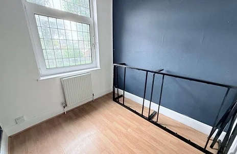 Room Elgar Avenue in London