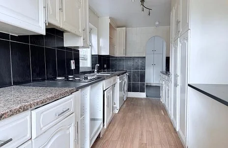 Room Elgar Avenue in London
