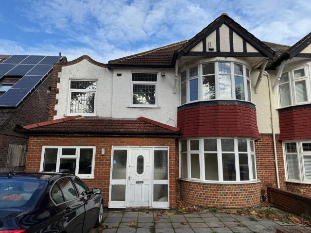 Room Elgar Avenue in London