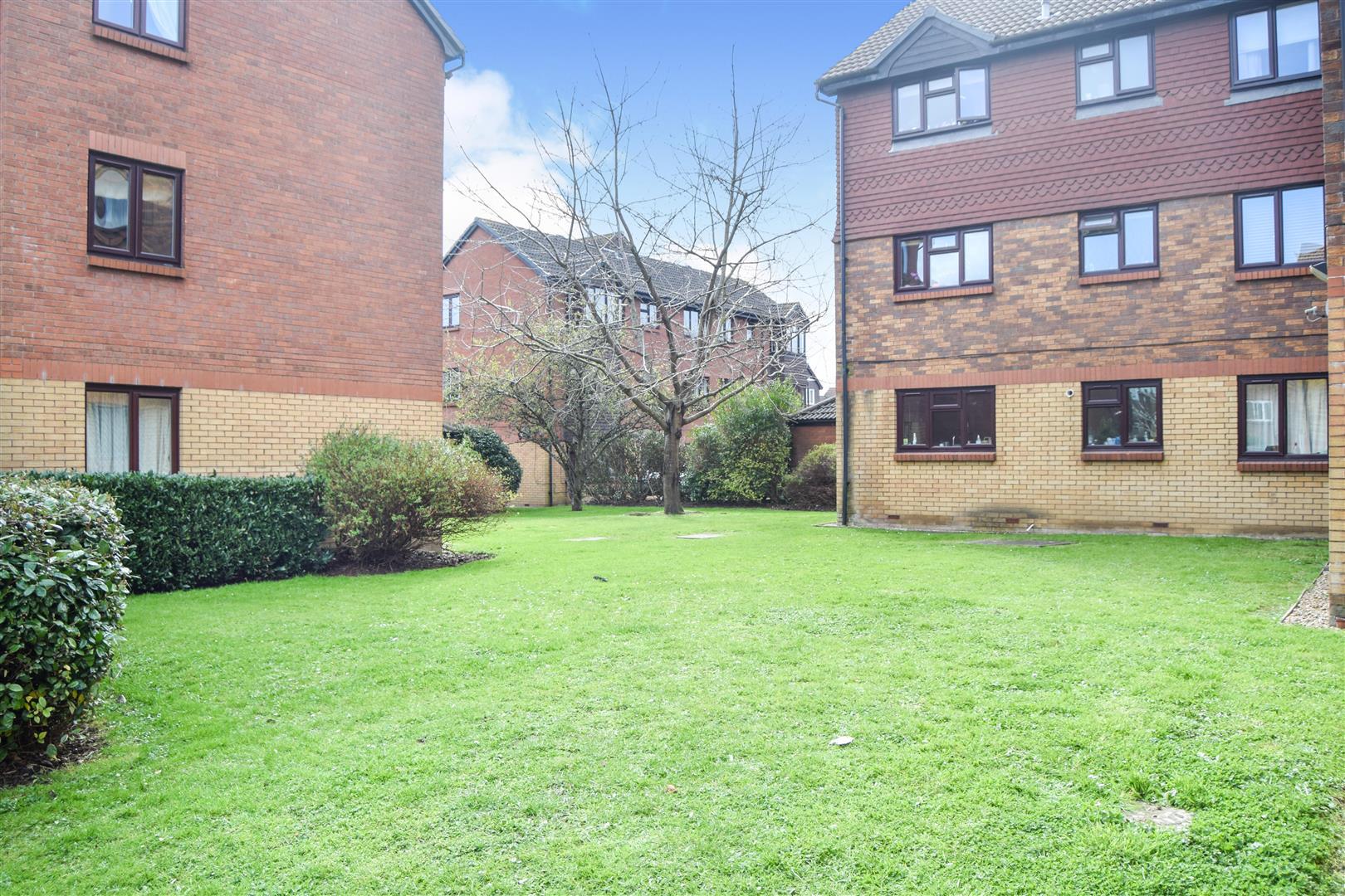 Flat Kipling Drive in Greater London