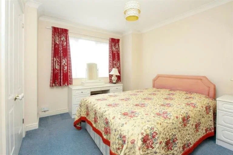 Room Elliott Avenue in Greater London
