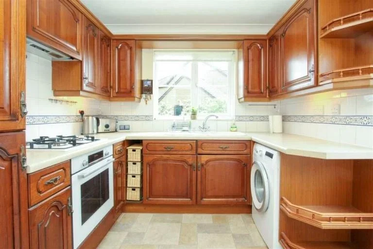Room Elliott Avenue in Greater London
