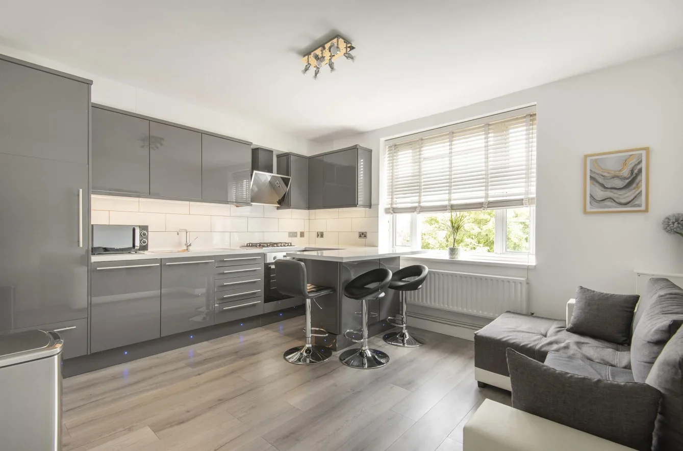 Flat Clapham Crescent in Greater London
