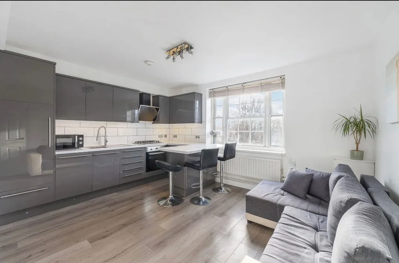 Flat Clapham Crescent in Greater London