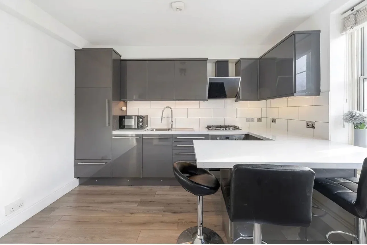 Flat Clapham Crescent in Greater London