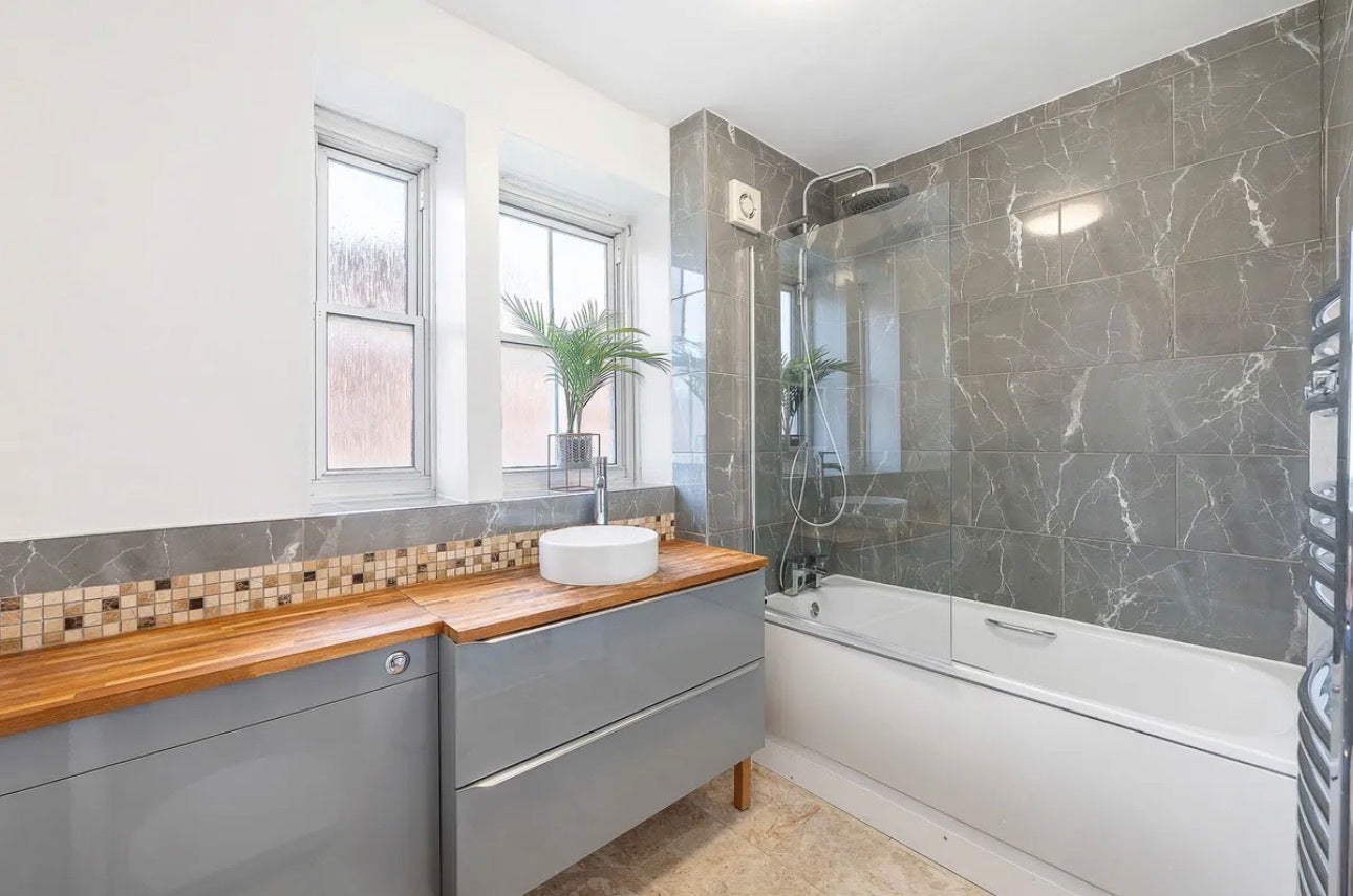 Flat Clapham Crescent in Greater London