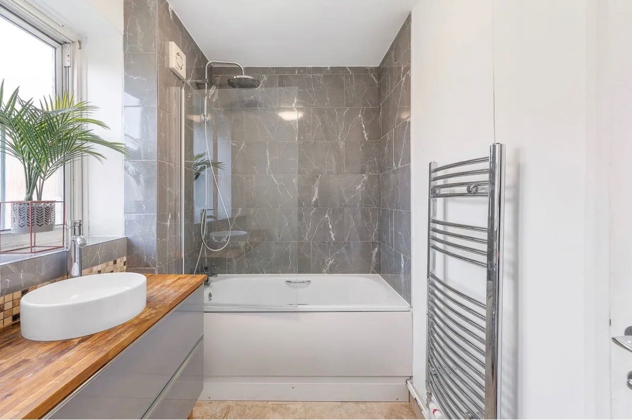 Flat Clapham Crescent in Greater London