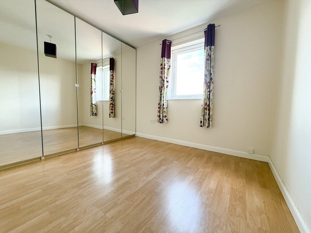 Flat Gogarloch Road in City of Edinburgh