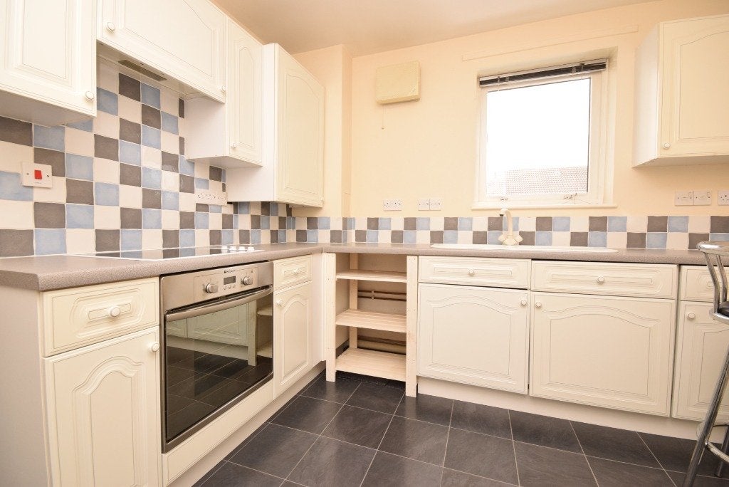 Flat Gogarloch Road in City of Edinburgh