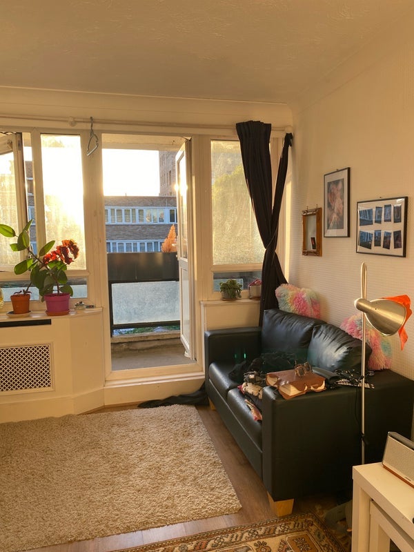 Room Commercial Road in Greater London