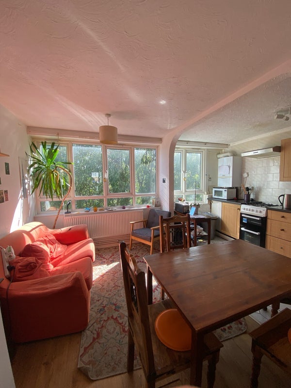 Room Commercial Road in Greater London