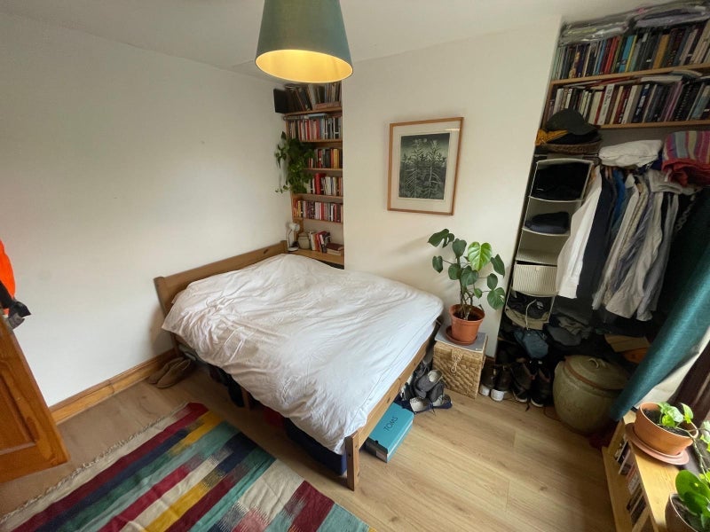 Room Dunlace Road in Greater London