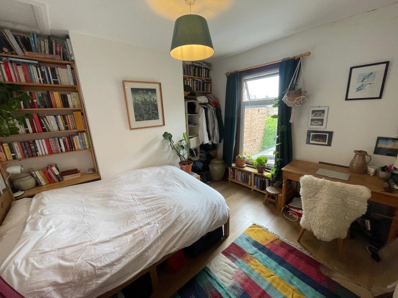 Room Dunlace Road in Greater London