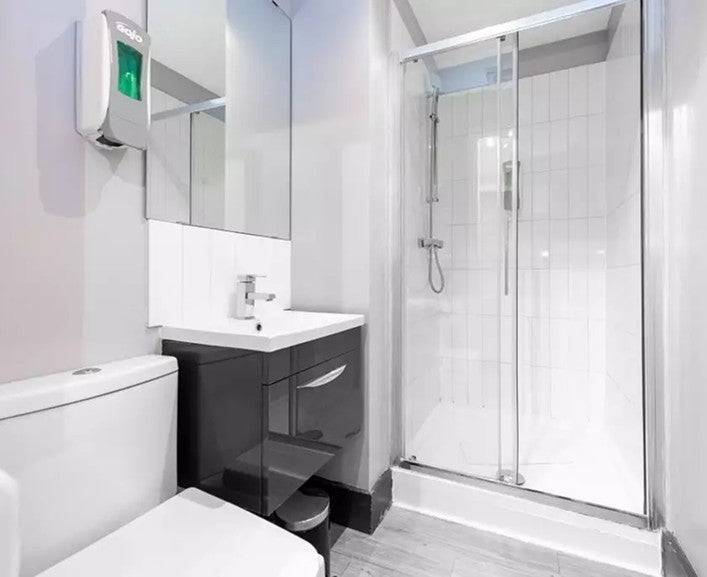 Flat Gunnersbury Lane in Greater London