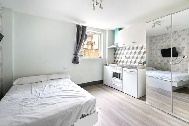 Flat Gunnersbury Lane in Greater London