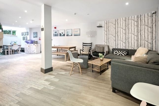 Flat Gunnersbury Lane in Greater London