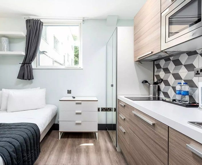 Flat Gunnersbury Lane in Greater London
