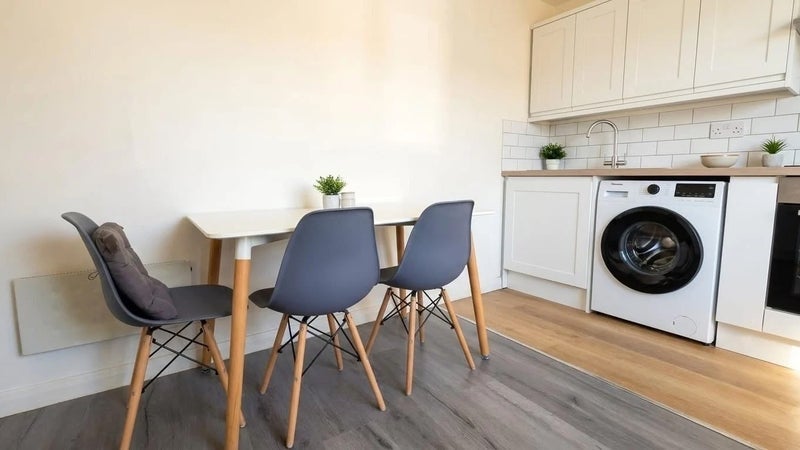 Room Morning Lane in Greater London
