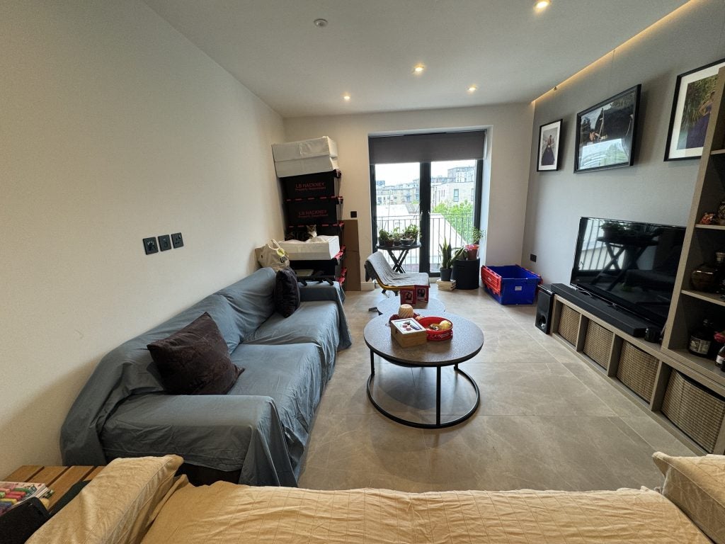 Flat Telegraph Avenue in Greater London
