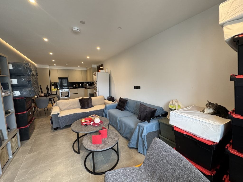 Flat Telegraph Avenue in Greater London