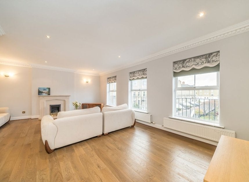 House Clearwater Place in Elmbridge