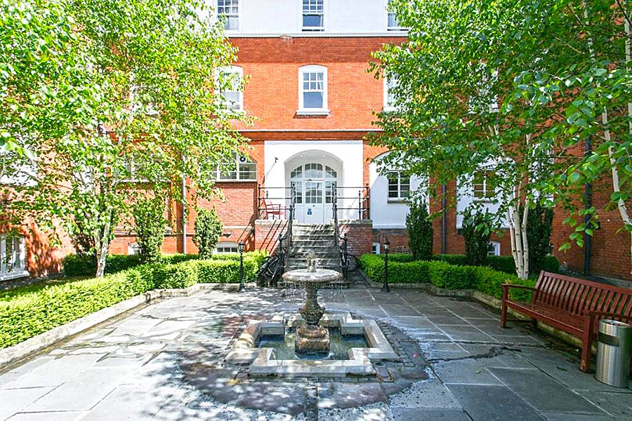 Flat Fulham Palace Road in Greater London