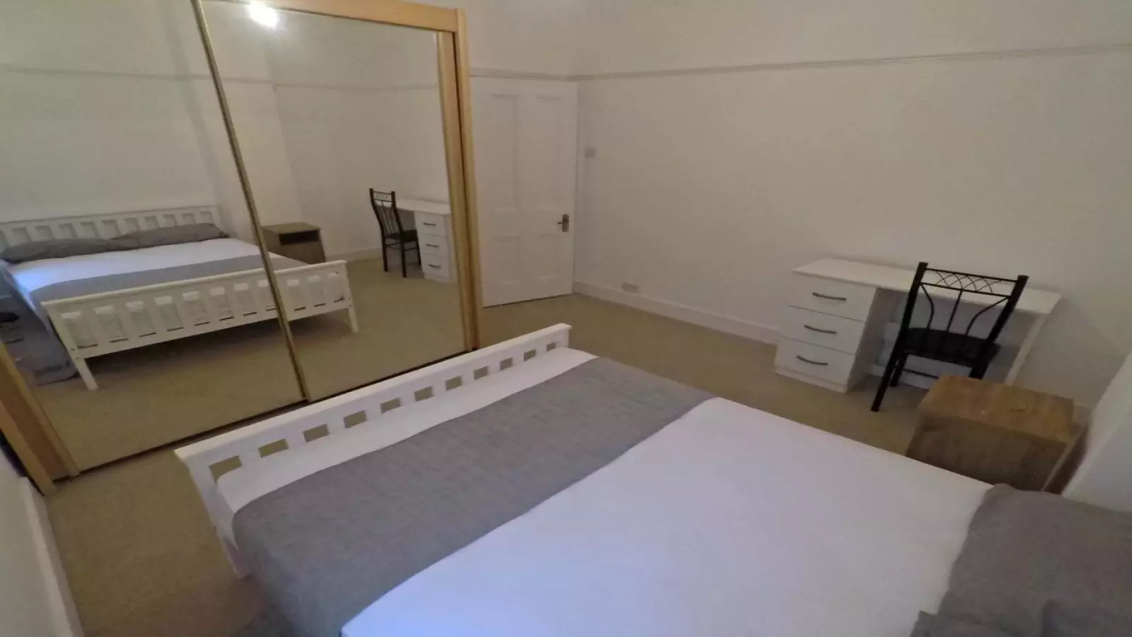 Flat St. Ann's Crescent in Greater London