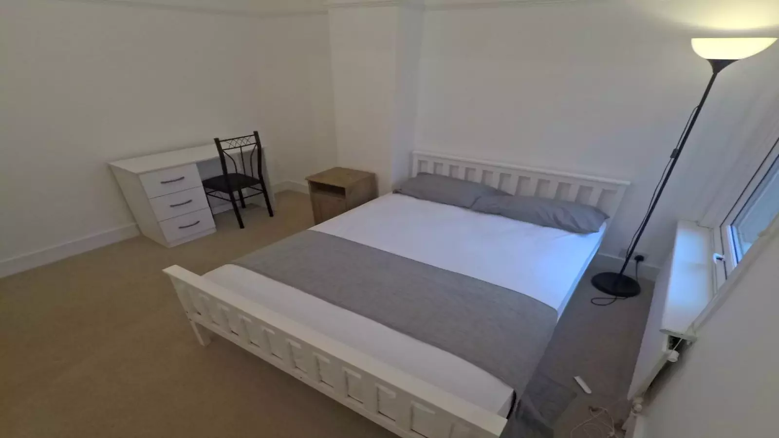 Flat St. Ann's Crescent in Greater London