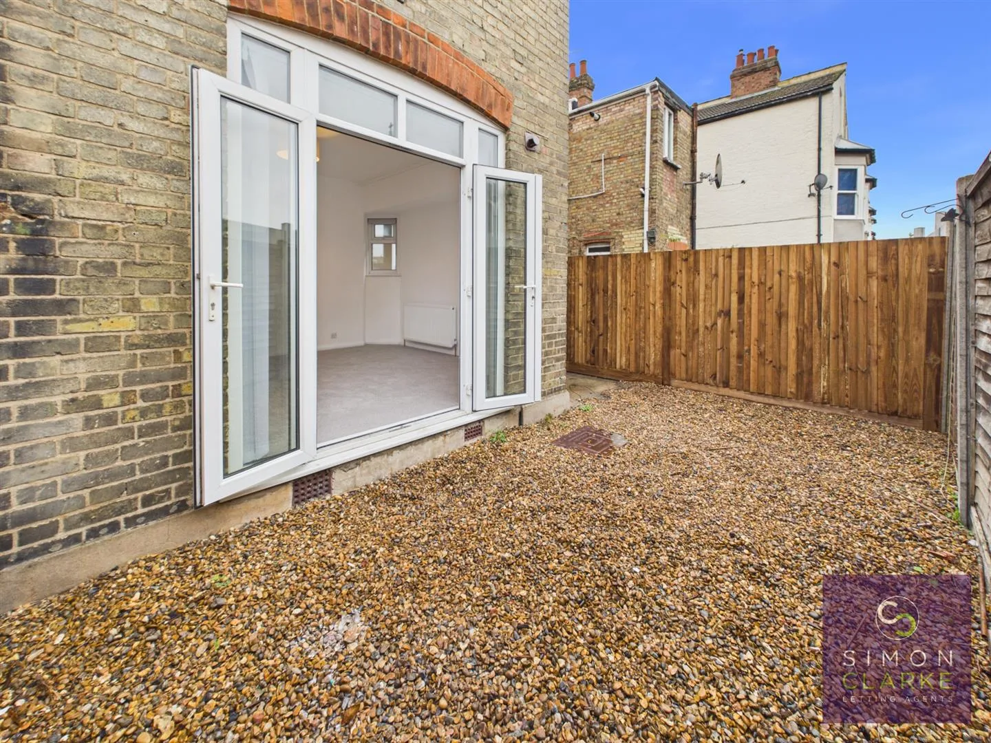 Flat Churchfield Avenue in Greater London
