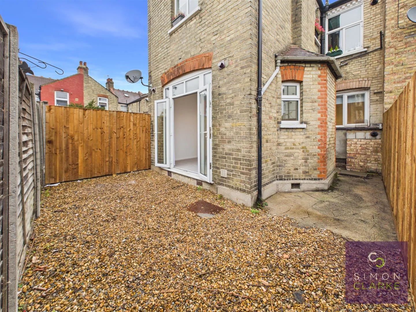 Flat Churchfield Avenue in Greater London