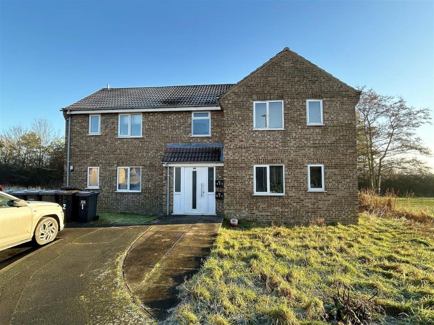Flat Sycamore Road in Barlby