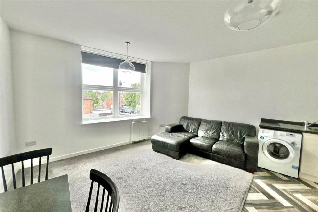 Flat Queens Road in Rushmoor