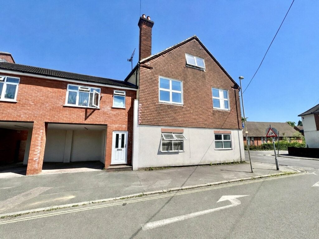 Flat Queens Road in Rushmoor