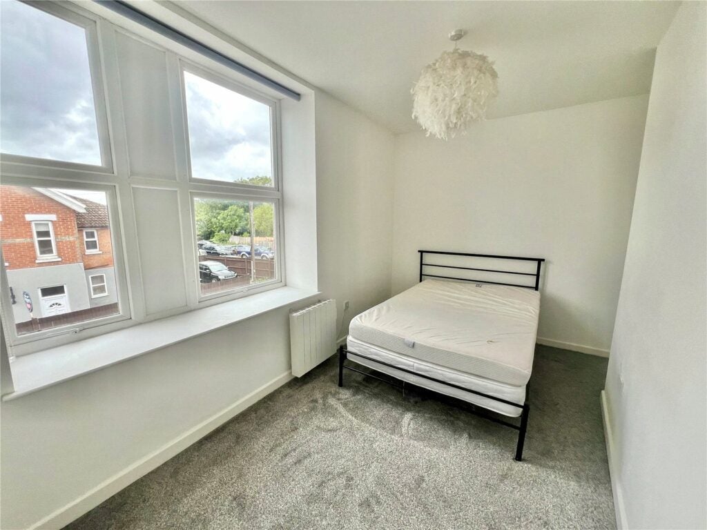 Flat Queens Road in Rushmoor