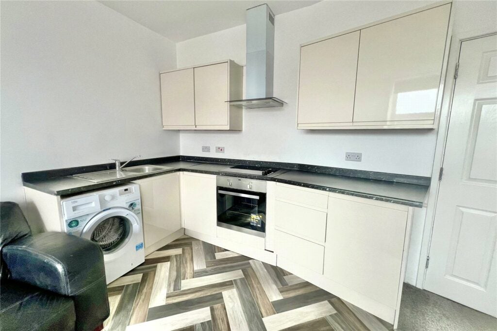 Flat Queens Road in Rushmoor