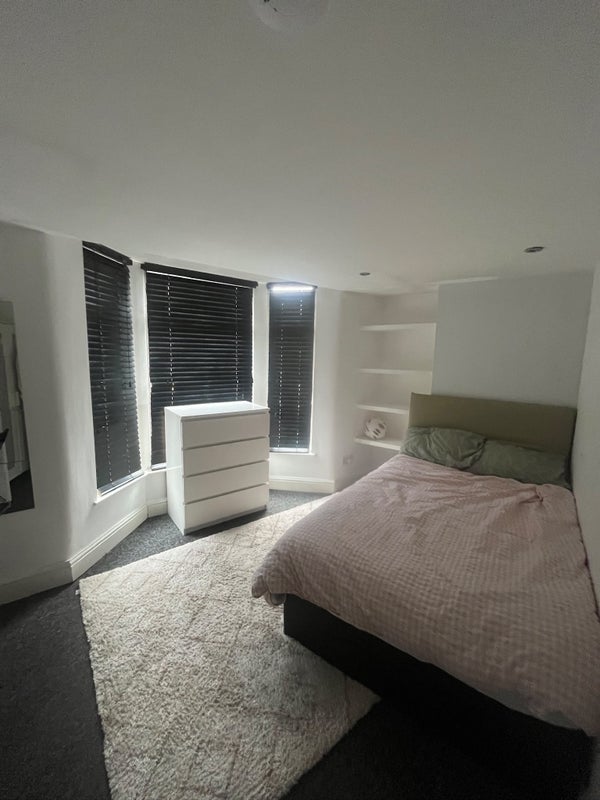 Room Albany Road in Liverpool