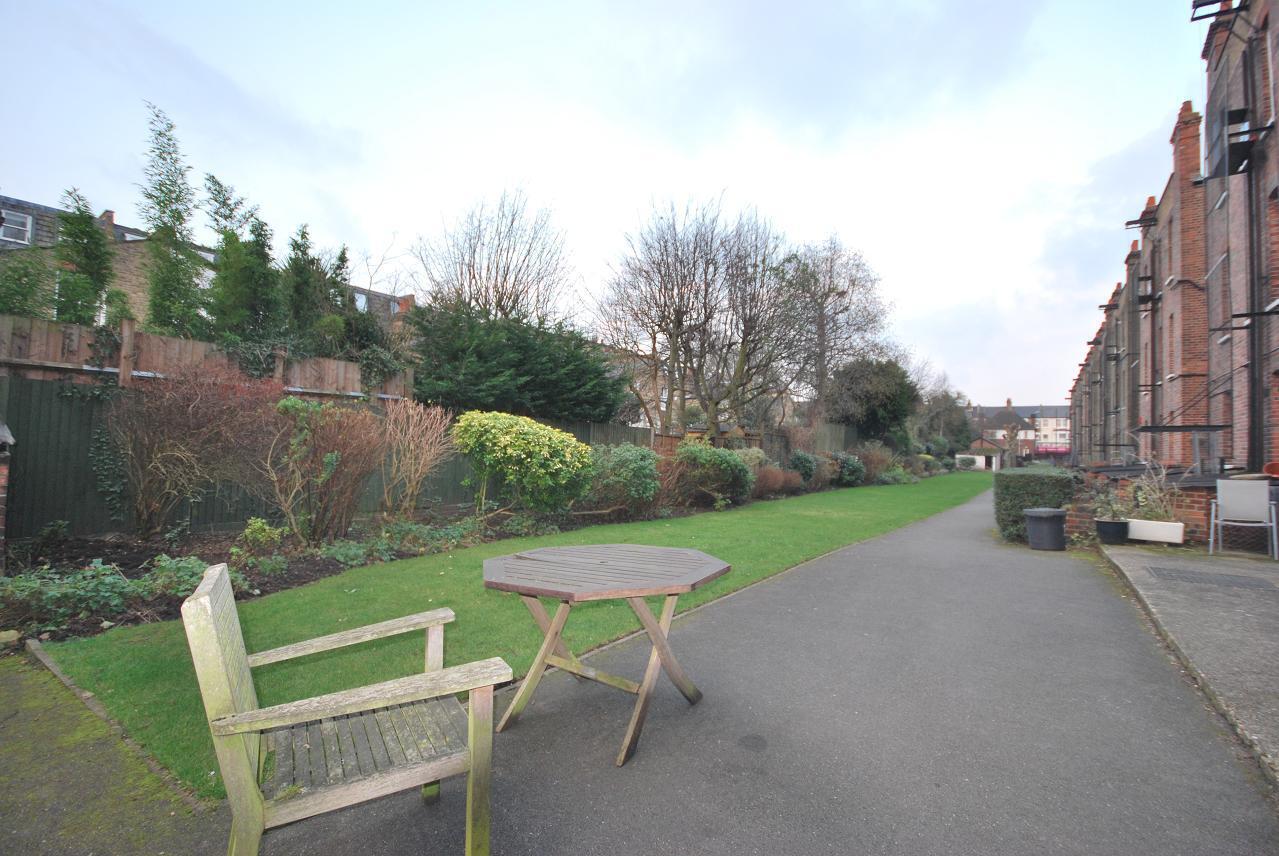 Flat Bishop's Park Road in Greater London