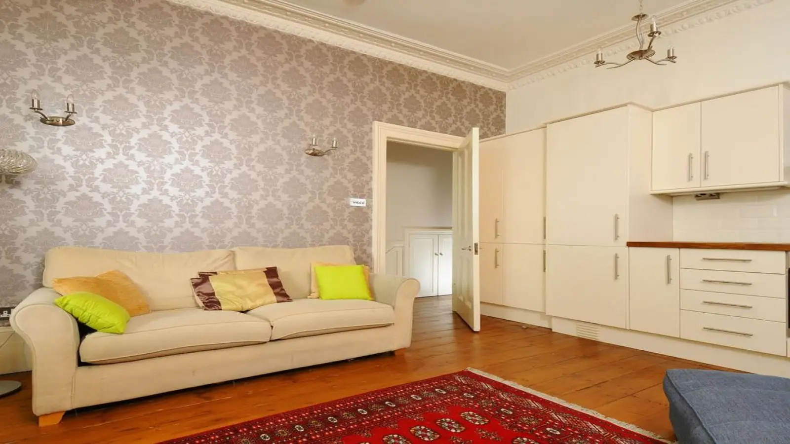 Flat Chiswick High Road in Greater London