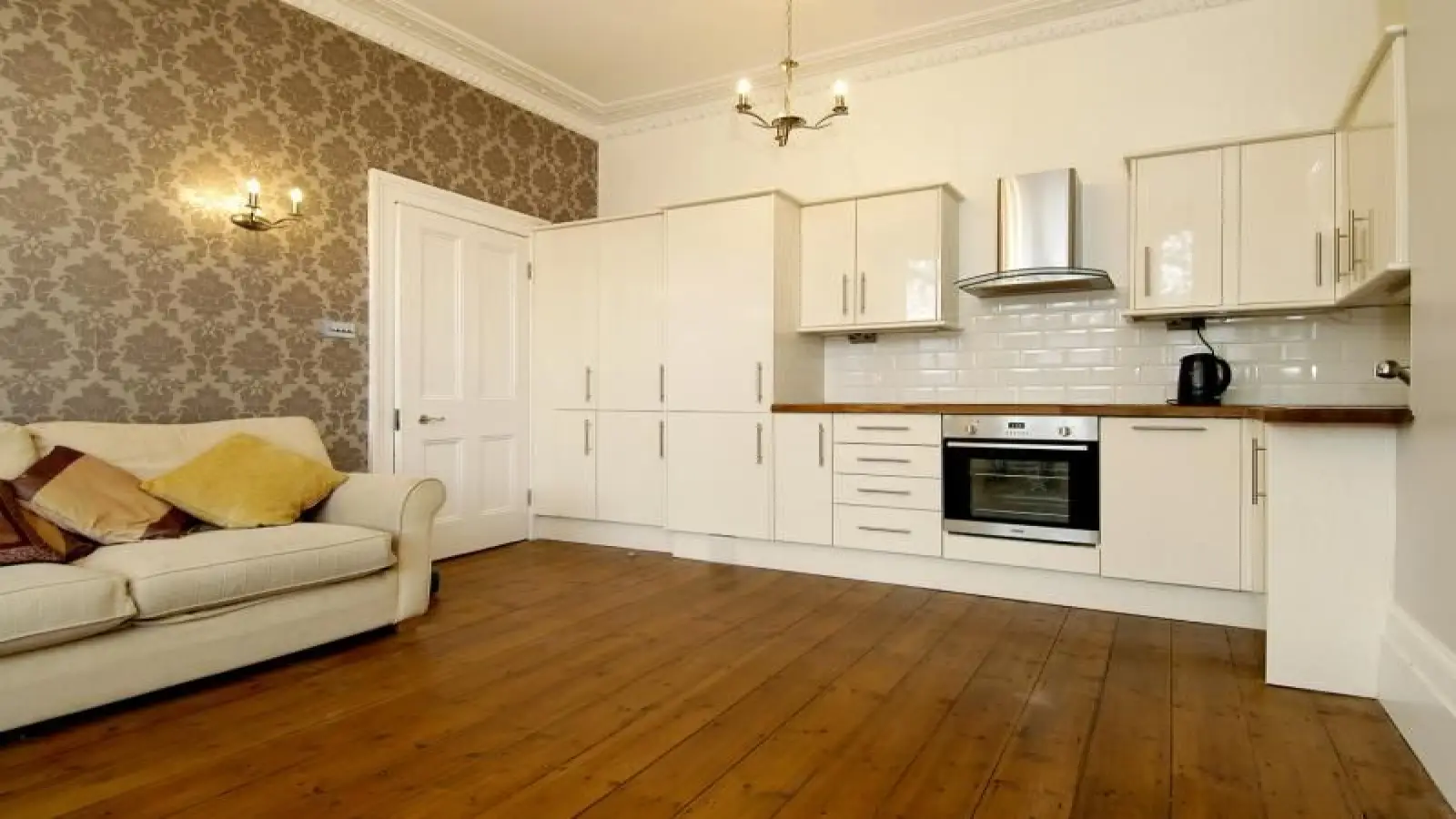 Flat Chiswick High Road in Greater London