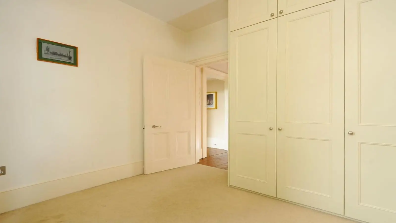 Flat Chiswick High Road in Greater London