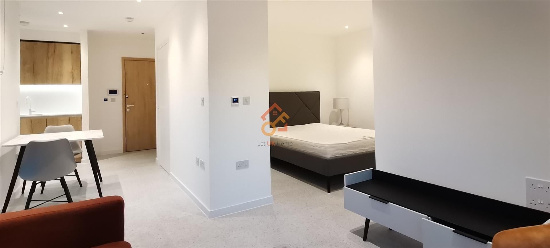 Flat Tapestry Way in Greater London