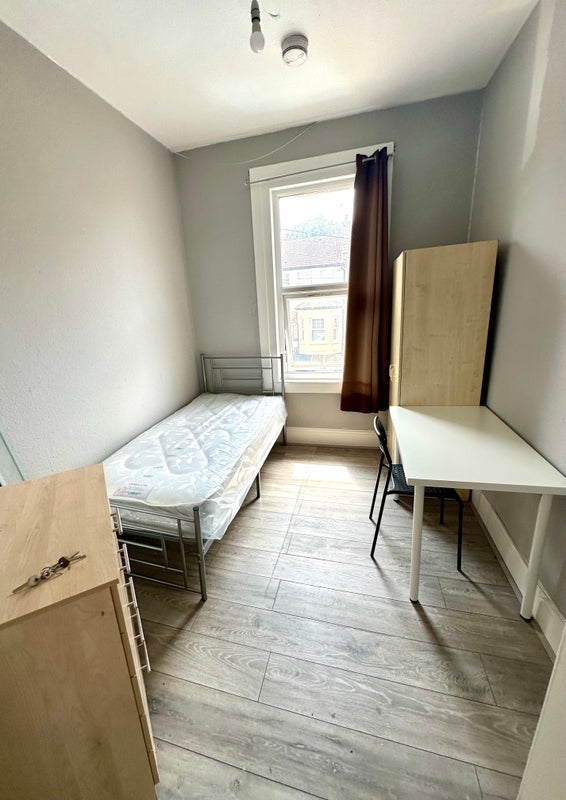 Room Sylvan Avenue in Greater London