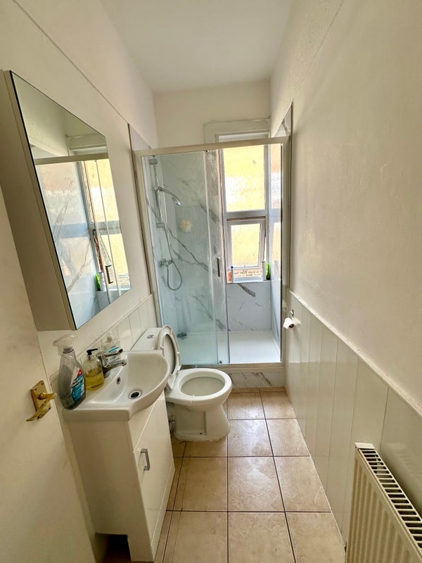 Room Sylvan Avenue in Greater London