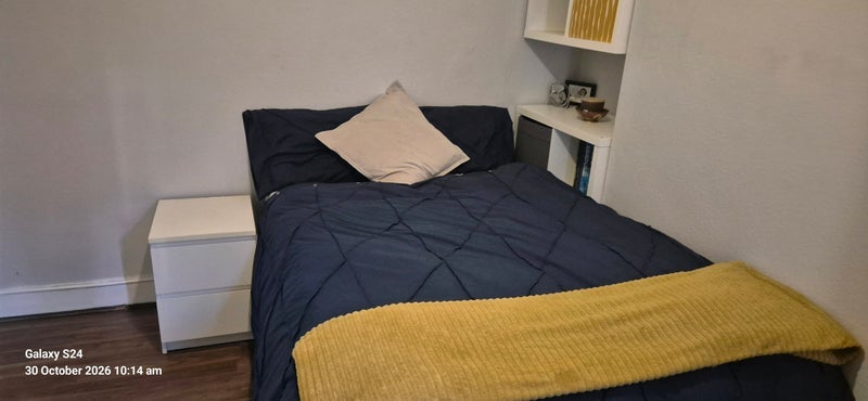 Room Colenso Road in Greater London