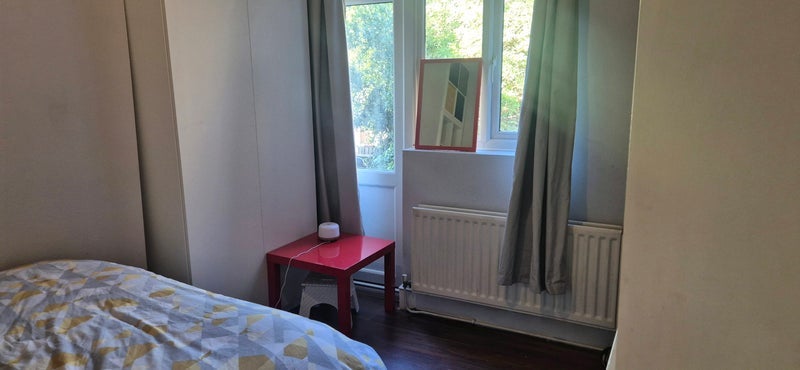 Room Colenso Road in Greater London