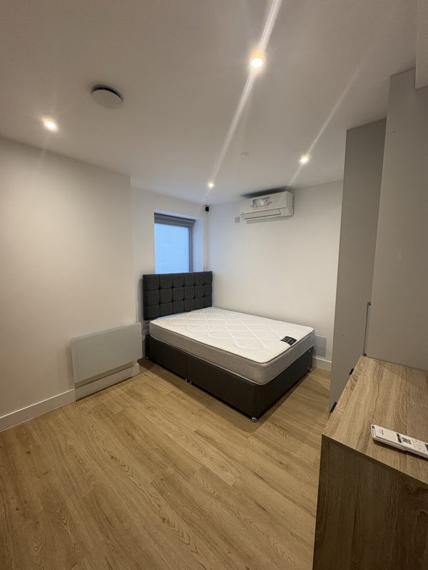 Room Wilmslow Road in Manchester