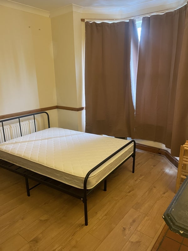 Room Hampton Road in Greater London